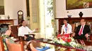 Presiden Joko Widodo atau Jokowi (dua kiri) berbincang dengan sprinter Lalu Muhammad Zohri (dua kanan) di Istana Bogor, Jawa Barat, Rabu (18/7). (Liputan6.com/Pool/Biro Pers Setpres)