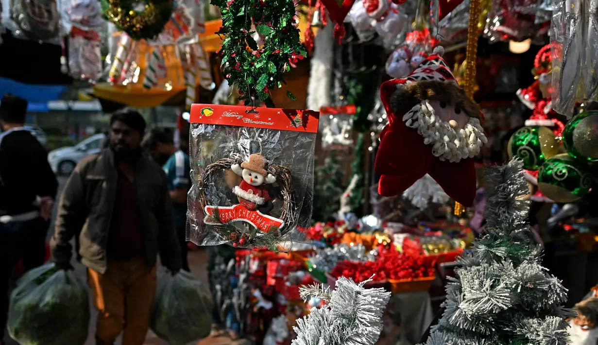 <p>Beragam hiasan pernak-pernik Natal memenuhi salah satu toko di New Delhi. (Sajjad HUSSAIN/AFP)</p>