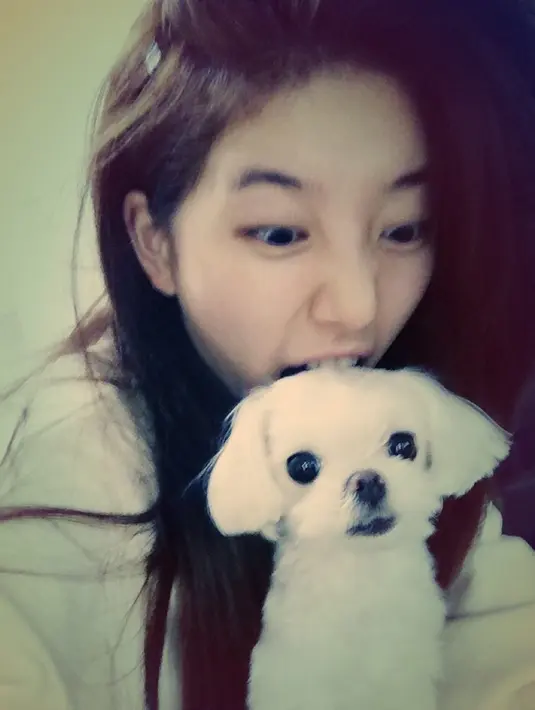 Walaupun mempunyai wajah yang cantik dan menawan, akan tetapi Suzy tak ragu untuk mengunggah foto-foto dengan pose konyol di akun Instagram pribadinya. (Foto: instagram.com/skuukzky)