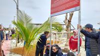 Proses penyegelan lokasi pembangunan resor di Pulau Biawak yang masuk gugusan Pulau Pari, Kepulauan Seribu, oleh Kementerian Lingkungan Hidup (KLH). (dok. Liputan6.com/Dinny Mutiah)