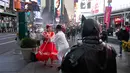 Para penari tampil di Times Square, New York, Amerika Serikat (AS) (12/12/2020). Total kasus COVID-19 di AS menembus angka 16 juta pada Sabtu (12/12), menurut Center for Systems Science and Engineering (CSSE) di Universitas Johns Hopkins. (Xinhua/Michael Nagle)