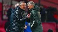 Manajer Sheffield United Chris Wilder (kiri) diberi selamat oleh manajer Manchester United Ole Gunnar Solskjaer usai pertandingan Liga Inggris di Old Trafford, Manchester, Inggris, Rabu (27/1/2021). Sheffield United menang 2-1. (AP Photo/Tim Keeton, Pool)