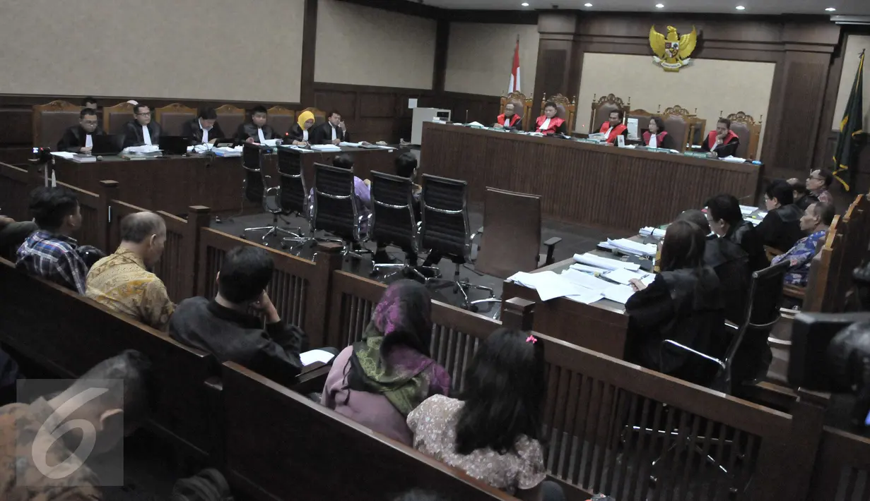 Suasana sidang perdana Choel Mallarangeng (AZM) sebagai terdakwa untuk kasus Hambalang di pengadilan Tipikor, Jakarta, Senin (10/4). (Liputan6.com/Helmi Afandi)