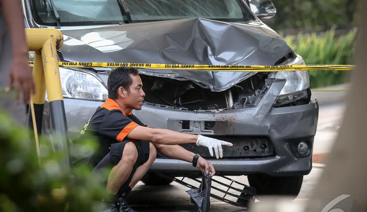 Kondisi mobil Toyota Kijang Innova yang ringsek pada bagian depan akibat tertimpa tubuh korban, Jakarta Pusat, Selasa (7/10/2014) (Liputan6.com/Faizal Fanani)