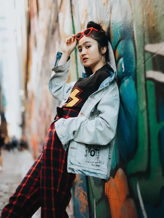 Bergaya retro, pemeran Tania di sinetron Cinta Anak Muda ini tampil menawan dengan jaket jeans dan celana kotak-kotak. Tak lupa, ia menggunakan kacamata dengan frame cat eye berlensa gelap. Penampilannya semakin chic dan fashionable. (Liputan6.com/IG/@febbyrastanty)
