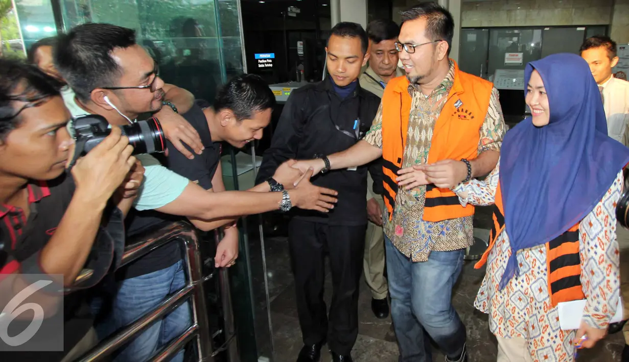 Bupati Empat Lawang, Budi Antoni Aljufri dan istrinya, menyalami kerabat usai menjalani pemeriksaan di KPK, Jakarta, Rabu (22/7/2015). (Liputan6.com/Helmi Afandi)