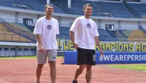 Al Hamra Hehanussa dan Muhammad Rezaldi Hehanussa, pemain Persib Bandung. (Dok. ileague.id)