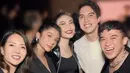 Ayu Dewi juga hadir mengenakan atasan crop leather dipadukan inner tank top hitam serta celana cargo hitamnya. [@mrsayudewi]