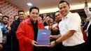 Direktur PT Persib Bandung Bermartabat (PBB), Teddy Tjahjono (kiri) juga ikut menemani Erick Thohir mendaftar sebagai caketum PSSI periode 2023-2027. (Bola.com/M Iqbal Ichsan)