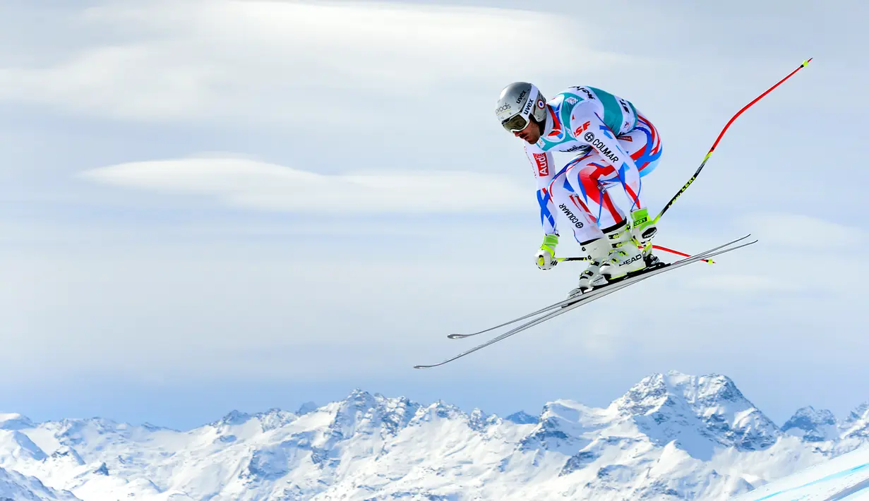 Atlet Prancis, Adrien Theaux, beraksi saat latihan di nomor downhill final Piala Dunia Ski Alpine di St. Moritz, (15/3/2016). (AFP/Fabrice Coffrini)