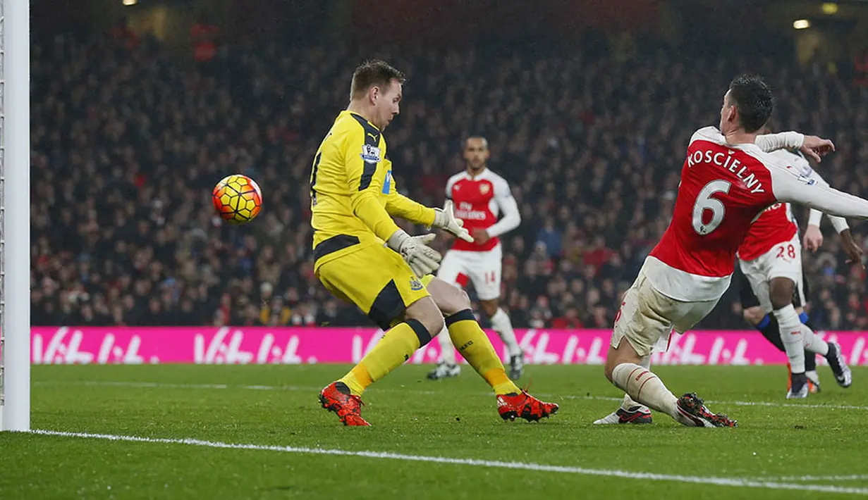 Proses terjadinya gol Arsenal ke gawang Newcastle yang dicetak Laurent Koscielny pada laga Liga Premier Inggris. Gol itu merupakan hasil umpan dari Olivier Giroud. (Reuters/Eddie Keogh)