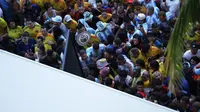 Sekelompok fans mencoba memasuki stadion di tengah gangguan menjelang pertandingan Final Copa America 2024 antara Argentina dan Kolombia di Stadion Hard Rock, Miami Garden, Florida, Senin (15/7/2024) pagi WIB. (Megan Briggs/Getty Images/AFP)