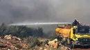Para petugas pemadam kebakaran menyemprotkan air untuk memadamkan api di wilayah pedesaan di Provinsi Hama, Suriah tengah, pada 9 September 2020. Api melalap tanah pertanian di wilayah pedesaan provinsi tersebut, papar seorang pejabat Suriah pada Rabu (9/9). (Xinhua/Stringer)