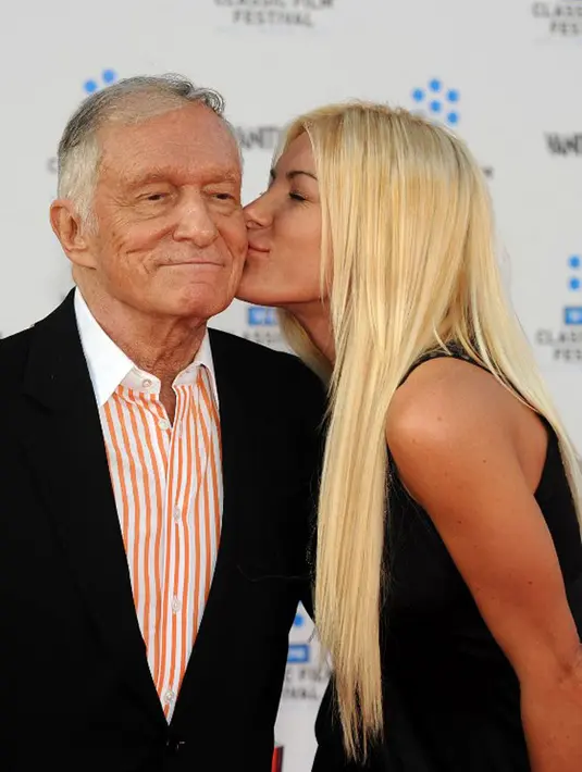 Tak menyebutkan lokasi pemakaman, Crystal Harris mengatakan suaminya dimakamkan pada hari Sabtu (30/9/2017). Kepergian Hugh Hefner tentunya menjadi luka yang mendalam bagi orang-orang terdekatnya. (AFP/Gabriel Bouys)