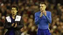 Pemain Leicester City, Jamie Vardy dan Shinji Okazaki memberikan tepuk tangan kepada penonton usai kalah dari Liverpool 0-1 pada liga Premier Inggris di Stadion Anfield, Liverpool, Sabtu (26/12/2015). (Reuters/Craig Brough)