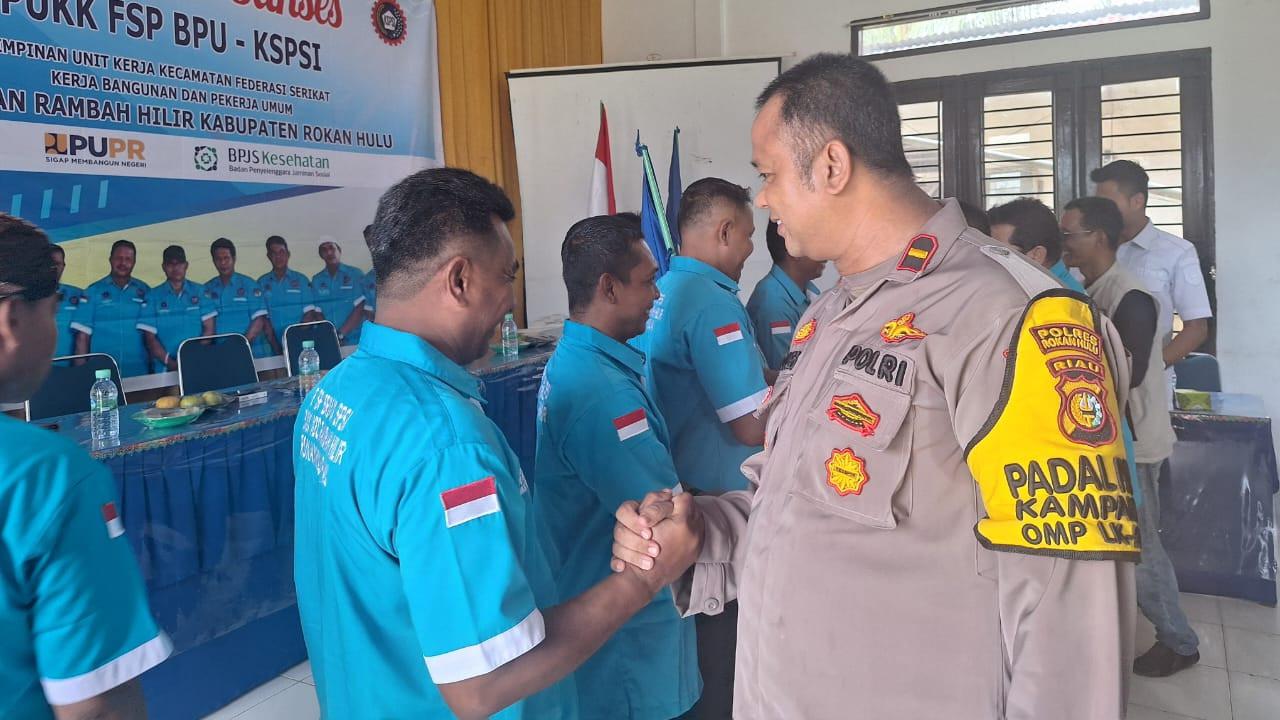 Personel Polres Rokan Hulu memberikan selamat kepada serikat pekerja yang baru saja dilantik.