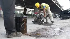 Petugas menambal lubang pada jalan yang rusak di kawasan Jatinegara, Jakarta, Kamis (7/2). Musim hujan yang mengguyur Jakarta selama beberapa waktu terakhir meninggalkan kerusakan pada sejumlah ruas jalan di Ibukota. (Liputan6.com/Immanuel Antonius)