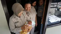 Sejumlah petugas polisi dan staf sedang meihat kondisi bayi nahas yang dibuang orangtuanya dan sekarang dititpkan di Dokkes Bhayangkara Polresta Solo, Selasa (27/2).(Liputan6.com/Fajar Abrori)