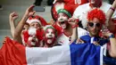 Gaya suporter Prancis saat melawan Swiss pada laga Grup A Piala Eropa 2016 di Stade Pierre Mauroy, Lille, Senin (20/6/2016) dini hari WIB. (AFP/Francois Lo Presti)