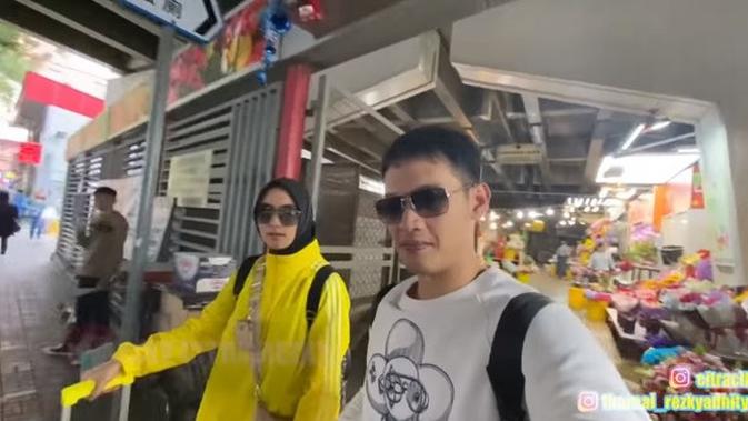 6 Momen Citra Kirana dan Rezky Aditya di Hong Kong, Cari Makan di Pasar (sumber: YouTube Ciky Citra Rezky)