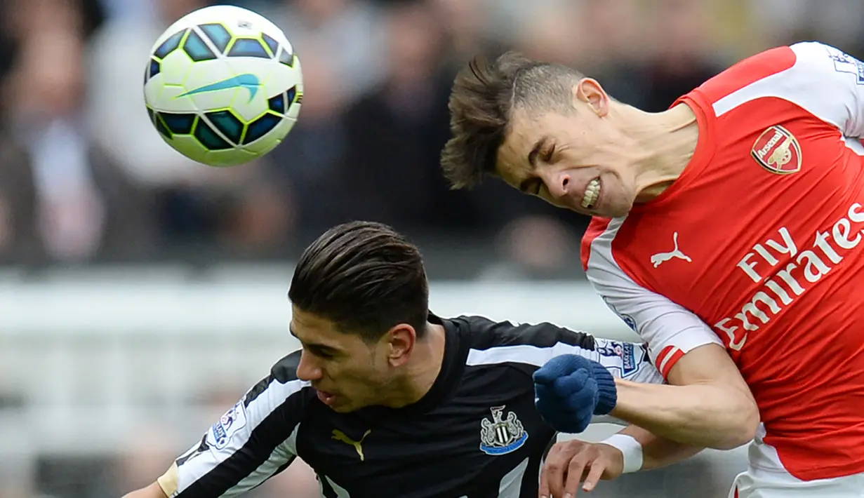Gabriel Paulista. Arsenal telah terlebih dahulu memiliki pemain dengan nama belakang Gabriel sebelum Trio Gabriel menyeruak pada musim 2022/2023. Ia adalah Gabriel Paulista yang tercatat pernah membela Arsenal mulai tengah musim 2014/2015 hingga akhir musim 2016/2017. Bersama The Gunners ia total tampil dalam 46 laga di Liga Inggris dengan torehan 1 gol dan 1 assist. (AFP/Oli Scarff)