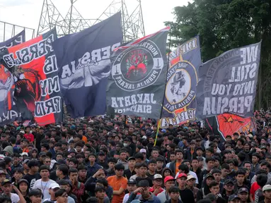 Ribuan pendukung Persija Jakarta atau The Jakmania memenuhi Persija Training Ground, Bojong Sari, Depok, Jawa Barat, Jumat (9/1/2026). Pendukung Persija Jakarta atau The Jakmania hadir langsung memenuhi Persija Training Ground. (Bola.com/M Iqbal Ichsan)