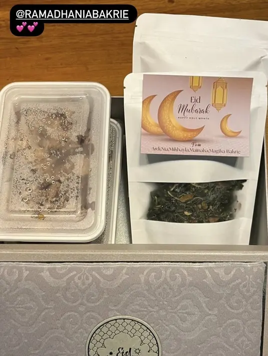 Lalu Nia Ramadhani memberikan hampers beberapa makanan siap saji yang dikemas menarik. Credit: Instagram (@paula_verhoeven)
