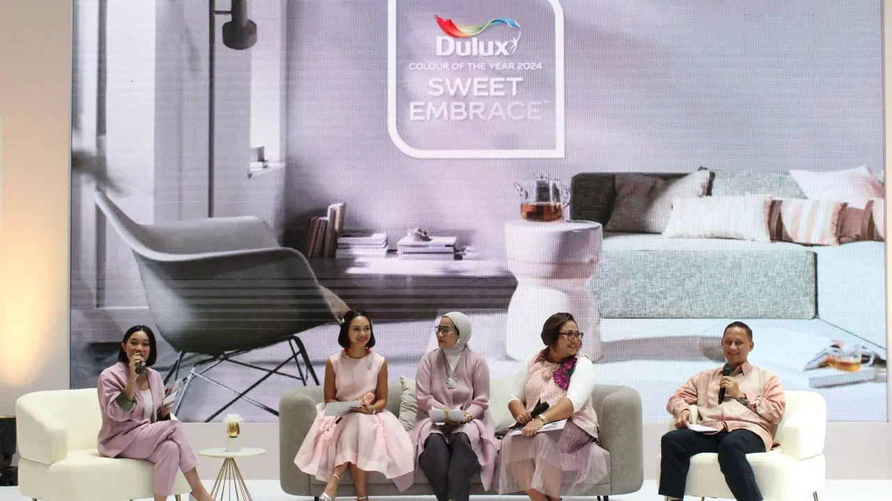 Inspirasi warna 2024 untuk cat rumah, PT ICI Paints Indonesia (AkzoNobel Decorative Paints Indonesia), produsen cat Dulux, hari ini meluncurkan tren warna Dulux Colour of the Year 2024, yaitu “Sweet Embrace™” di Main Atrium Gandaria City Mall, Jakarta Sel