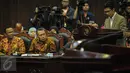 Saksi ahli Mustafa Fakhri memberikan keterangan mengikuti lanjutan sidang gugatan UU Pilkada di Mahkamah Konstitusi, Jakarta, Kamis (6/10). Sidang tersebut mendengarkan pendapat dari ahli pemerintah. (Liputan6.com/Faizal Fanani)