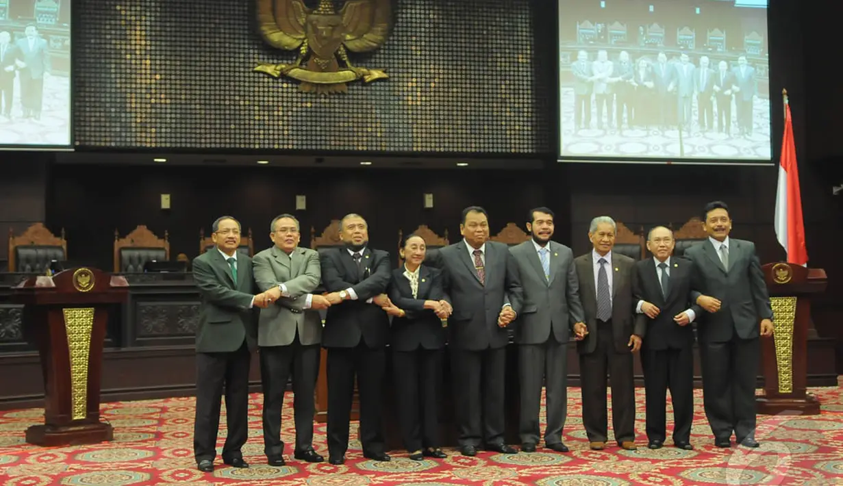 Hakim Konstitusi melakukan foto bersama usai mengikuti Rapat Permusyawaratan Hakim Konstitusi pemilihan Ketua dan Wakil Ketua MK di Gedung MK, Jakarta, Senin (12/1/2015). (Liputan6.com/Herman zakharia)