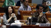 Menteri Pariwisata dan Ekonomi Kreatif Wishnutama Kusubandio (kanan) dan Wakil Menteri Angela Tanoesoedibjo (kiri) rapat kerja dengan Komisi X DPR di Kompleks Parlemen, Jakarta, Kamis (7/11/2019). Rapat membahas program kerja Kementerian Pariwisata dan Ekonomi Kreatif. (Liputan6.com/JohanTallo)