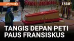 Momen haru di Basilika Santo Petrus terekam kamera. Suster Geneviève Jeanningros, sahabat lama Paus Fransiskus, tak kuasa menahan tangis di samping peti jenazah sang Pontiff.
