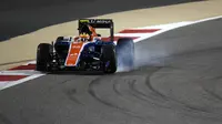 Pembalap Manor Racing Formula One asal Indonesia, Rio Haryanto saat melakukan latihan kedua di Sirkuit Sakhir, Bahrain, (1/4). Pembalap asal Solo itu mencatatkan waktu 1 menit 34,562 detik saat sesi latihan kedua. (REUTERS / Hamad I Mohammed)