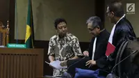 Mantan Ketua Umum PPP, M Romahurmuziy (kiri) saat menjalani sidang pembacaan dakwaan di Pengadilan Tipikor, Jakarta, Rabu (11/9/2019). JPU KPK mendakwa M Romahurmuziy terlibat kasus suap jual-beli jabatan di lingkungan Kementerian Agama (Kemenag). (Liputan6.com/Helmi Fithriansyah)