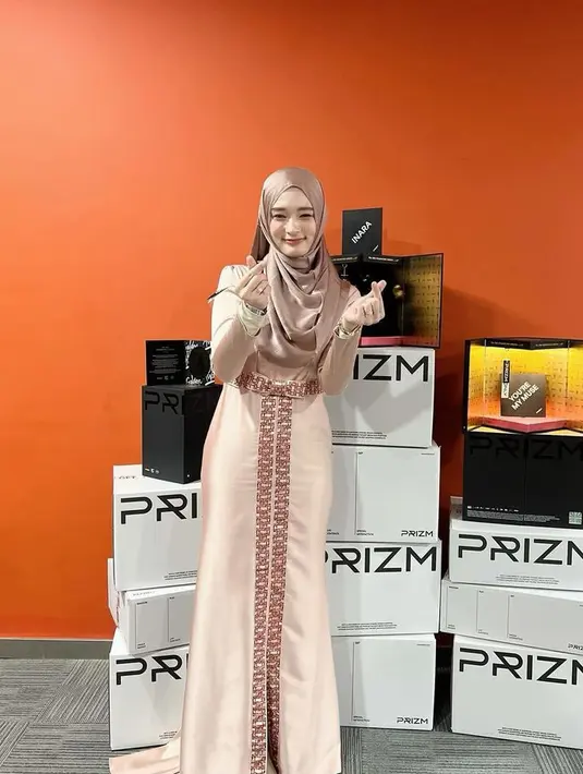 Inara memilih tampil mengenakan dress panjang dengan aksen bordiran di bagian pinggang membentuk pita dan hingga ke bawah rok. Ia pun mengenakan dress tersebut dari brand fashion miliknya. [@mommy_starla]