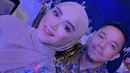 Sheza Idris resmi dinikahi Surya Ibrahim pada tahun 2017 lalu. Lima tahun berumah tangga, pasangan ini tetap kelihatan mesra sampai sekarang. (Instagram/shezaidris)