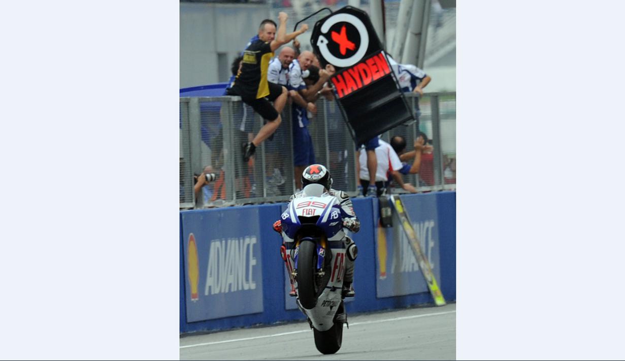 Jorge Lorenzo merayakan gelar juara dunia MotoGP 2010 di Sirkuit Sepang, Malaysia, (10/10/2010). (AFP Photo/Saeed Khan)