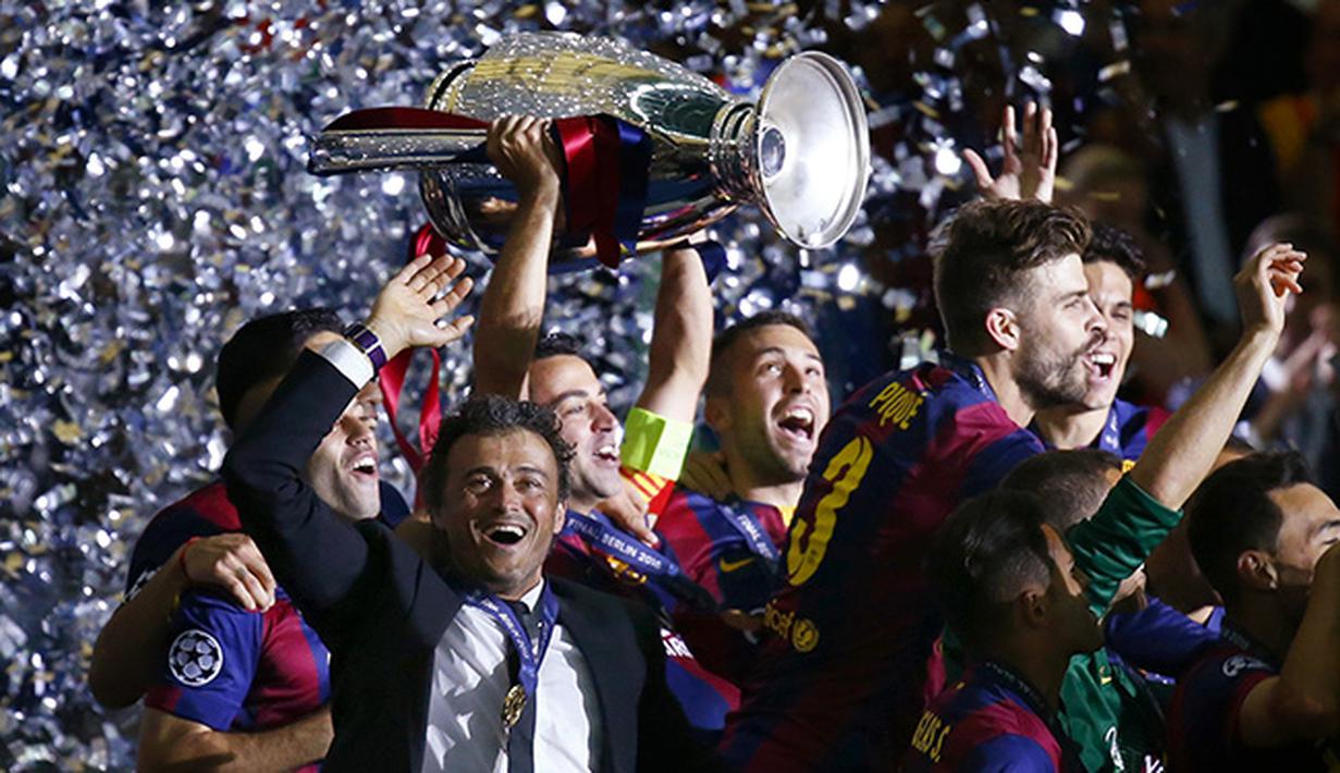 Xavi Hernandez didampingi oleh Luis Enrique bersama pemain Barcelona lainnya mengangkat trofi juara final Liga Champions. (REUTERS / Michael Dald)