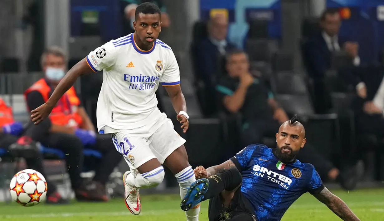 Pemain Real Madrid Rodrygo (kiri) bersaing memperebutkan bola dengan pemain Inter Milan Arturo Vidal pada pertandingan Grup D Liga Champions di Stadion San Siro, Milan, Italia, Rabu (15/9/2021). Real Madrid menang 1-0. (AP Photo/Antonio Calanni)