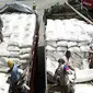 Pekerja membongkar Pupuk Urea sebanyak 1000 Ton yang akan dikirim ke Sampit, Kalteng di Pelabuhan Sunda Kelapa, Jakarta. (Antara)