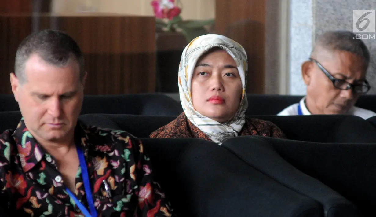 Bupati Lampung Timur Chusnunia Chalim atau Nunik (tengah) menunggu penyidikan di Gedung KPK, Jakarta, Jumat (1/3). Nunik diperiksa sebagai saksi kasus dugaan suap pengadaan barang dan jasa di lingkungan Pemkab Lampung Tengah. (Merdeka.com/Dwi Narwoko)