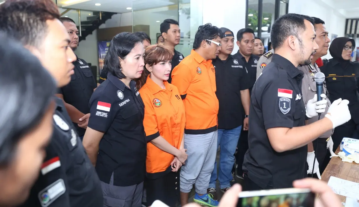 Menurut Argo, Kabid Humas Polda Metro Jaya, Kamis (15/2/2018), perempuan berinisial RF mengakui perbuatannya. Dan barang tersebut rencananya akan digunakan untuk malam valentine. (Nurwahyunan/Bintang.com)