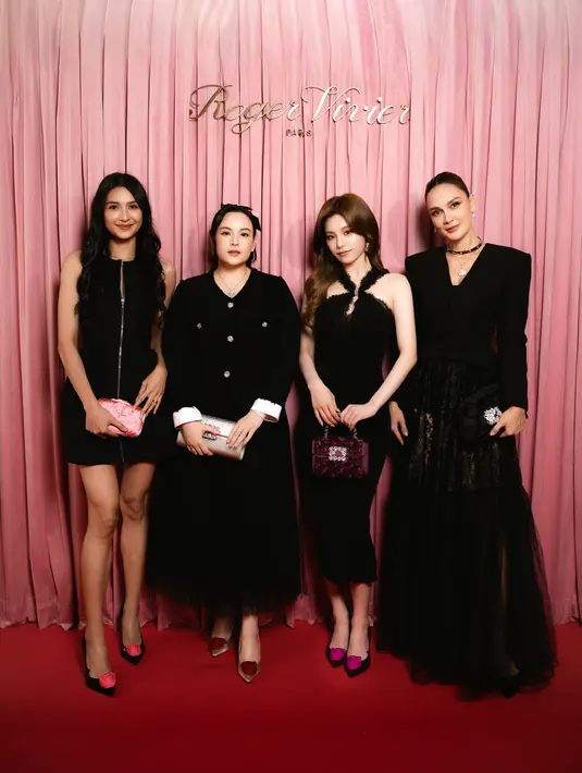 Yeji ITZY, Luna Maya, Mikha Tambayong, dan Chelsea Islan tampil bak bestie dalam serba hitam. Ke empatnya hadir untuk pembukaan butik Roger Vivier di Plaza Indonesia [dok Roger Vivier]