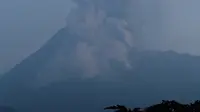 Gunung Merapi menyemburkan asap dan abu vulkanis terlihat dari Sleman, Yogyakarta, Selasa (3/3/2020). Gunung Merapi meletus pada pukul 05.22 WIB dengan tinggi kolom 6.000 meter , status waspada (level II). (RANTO KRESEK / AFP)