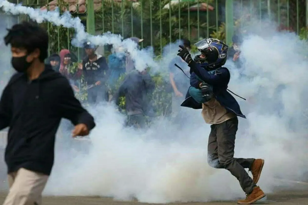 Viral Pendemo Ini Pakai Helm Sultan Harganya Jutaan Rupiah!