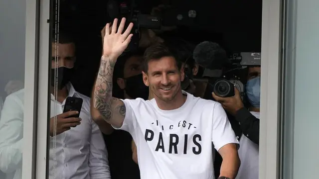 Lionel Messi tiba di bandara di Paris, Selasa (10/08/2021) sore waktu setempat. (c) AP Photo