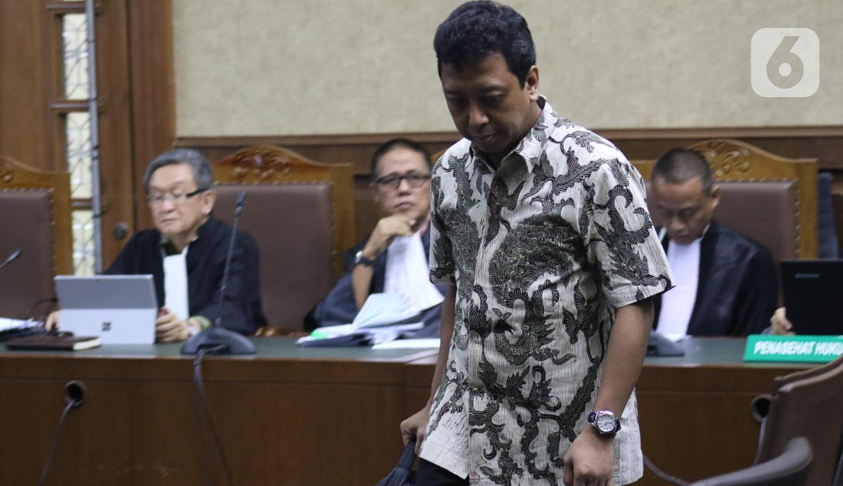 Terdakwa dugaan suap jual-beli jabatan di lingkungan Kemenag, M Romahurmuziy bersiap menjalani sidang lanjutan di Pengadilan Tipikor Jakarta, Rabu (4/12/2019). Sidang beragenda mendengar keterangan saksi salah satunya mantan Menteri Agama, Lukman Hakim Saifuddin. (Liputan6.com/Helmi Fithriansyah)