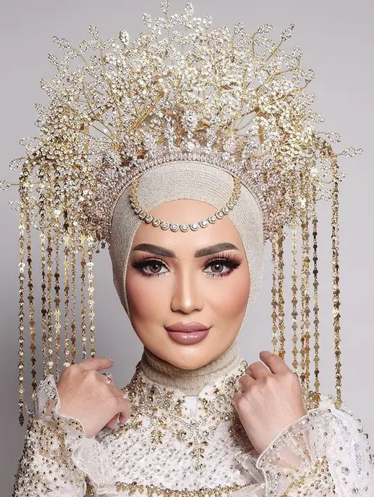 Berbeda dari biasanya, untuk pemotretan kali ini Imel berdandan cantik sebagai pengantin dengan memakai adat Minang. (instagram.com/aldiphotoofficial)