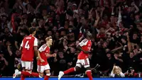 Gelandang Arsenal asal Inggris, Bukayo Saka (kanan), merayakan gol keduanya dalam pertandingan Liga Inggris 2026/2027 antara Arsenal dan Coventry City di Emirates Stadium, London, Jumat (21/8/2026). (Henry Nicholls/AFP)