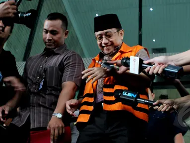 Mantan Sekjen Kementerian Energi Sumber Daya dan Mineral (ESDM) Waryono Karno saat ditanya wartawan usai menandatangani pelimpahan berkas perkara ke Jaksa Penuntut Umum (P21) di Gedung KPK, Jakarta, Selasa (14/4/2015). (Liputan6.com/Andrian M Tunay)